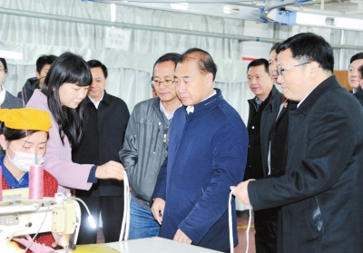 张立勇走访看望省政协委员金常青,了解其公司生产经营情况.jpg